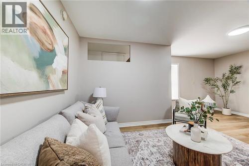 1331 King Street E, Cambridge, ON - Indoor Photo Showing Living Room