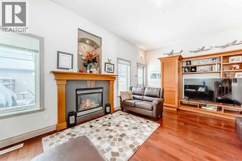 252 18 Avenue Nw, Calgary, AB - Indoor Photo Showing Living Room With Fireplace