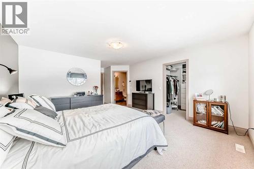 252 18 Avenue Nw, Calgary, AB - Indoor Photo Showing Bedroom