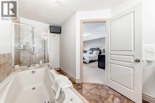 252 18 Avenue Nw, Calgary, AB - Indoor Photo Showing Bathroom