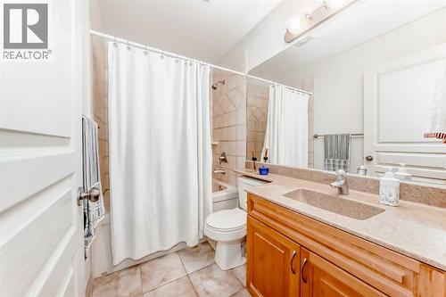 252 18 Avenue Nw, Calgary, AB - Indoor Photo Showing Bathroom