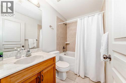 252 18 Avenue Nw, Calgary, AB - Indoor Photo Showing Bathroom