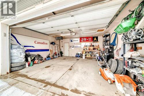252 18 Avenue Nw, Calgary, AB - Indoor Photo Showing Garage