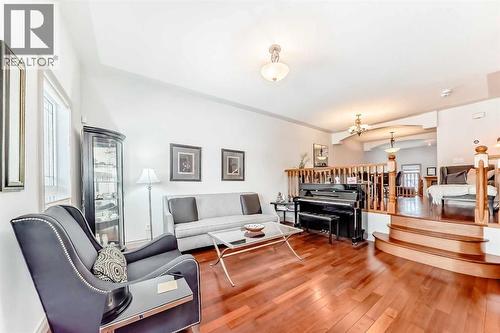 252 18 Avenue Nw, Calgary, AB - Indoor Photo Showing Living Room