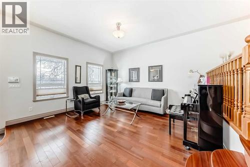 252 18 Avenue Nw, Calgary, AB - Indoor Photo Showing Living Room