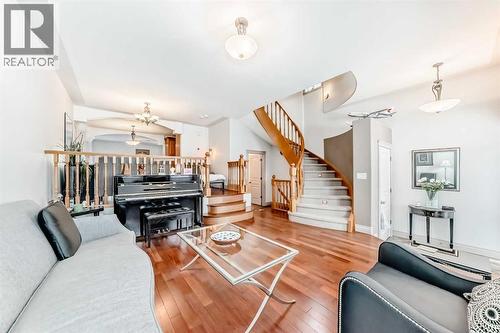 252 18 Avenue Nw, Calgary, AB - Indoor Photo Showing Living Room