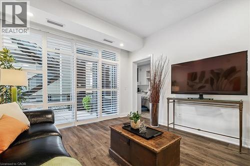 16 Concord Place Unit# 150, Grimsby, ON - Indoor Photo Showing Living Room