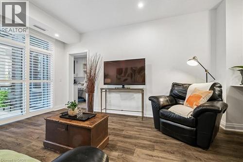 16 Concord Place Unit# 150, Grimsby, ON - Indoor Photo Showing Living Room
