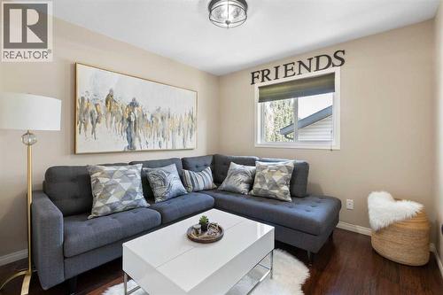 164 Hillcrest Boulevard, Strathmore, AB - Indoor Photo Showing Living Room