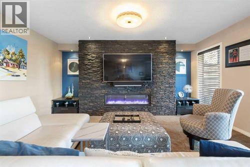 164 Hillcrest Boulevard, Strathmore, AB - Indoor Photo Showing Living Room