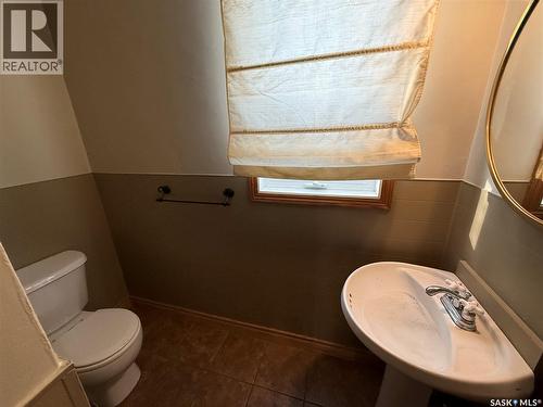 304 3Rd Avenue Sw, Eston, SK - Indoor Photo Showing Bathroom