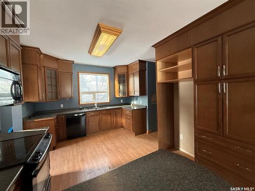 304 3Rd Avenue Sw, Eston, SK - Indoor Photo Showing Kitchen