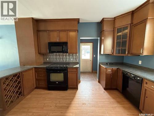 304 3Rd Avenue Sw, Eston, SK - Indoor Photo Showing Kitchen