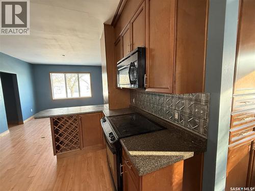 304 3Rd Avenue Sw, Eston, SK - Indoor Photo Showing Kitchen
