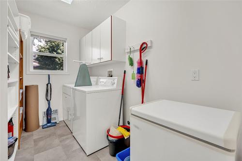 3-3038 Orchard Drive, Keremeos, BC - Indoor Photo Showing Laundry Room