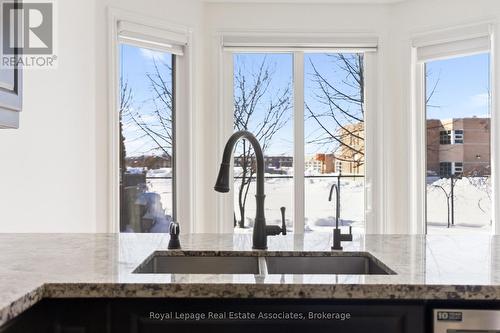 5836 Terrapark Trail, Mississauga, ON - Indoor Photo Showing Kitchen With Double Sink With Upgraded Kitchen