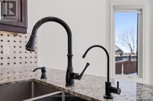 5836 Terrapark Trail, Mississauga, ON - Indoor Photo Showing Kitchen