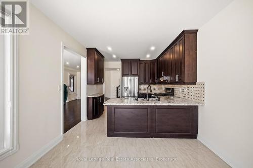 5836 Terrapark Trail, Mississauga, ON - Indoor Photo Showing Kitchen