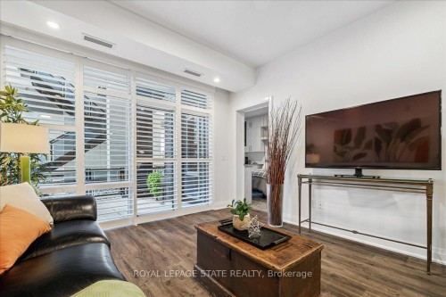 150-16 Concord Place, Grimsby, ON - Indoor Photo Showing Living Room