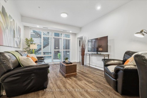 150-16 Concord Place, Grimsby, ON - Indoor Photo Showing Living Room