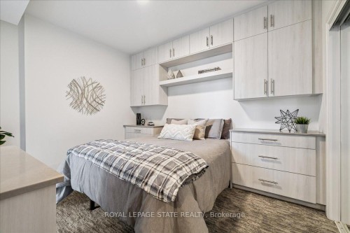 150-16 Concord Place, Grimsby, ON - Indoor Photo Showing Bedroom