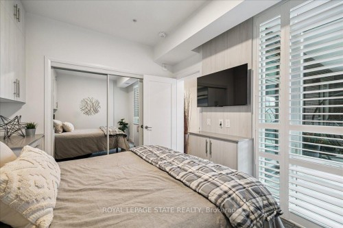 150-16 Concord Place, Grimsby, ON - Indoor Photo Showing Bedroom