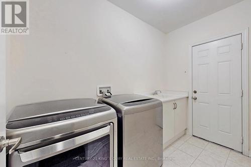521 Mcgregor Farm Trail, Newmarket, ON - Indoor Photo Showing Laundry Room