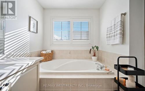 Primary Bedroom Tub - 3374 Artesian Drive, Mississauga, ON - Indoor Photo Showing Bathroom