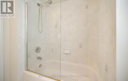3374 Artesian Drive, Mississauga, ON - Indoor Photo Showing Bathroom