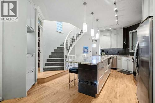 47 28 Avenue Sw, Calgary, AB - Indoor Photo Showing Kitchen With Upgraded Kitchen