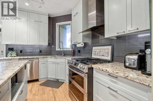 47 28 Avenue Sw, Calgary, AB - Indoor Photo Showing Kitchen With Upgraded Kitchen