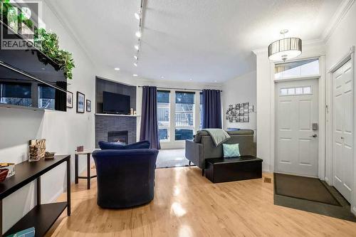 47 28 Avenue Sw, Calgary, AB - Indoor With Fireplace