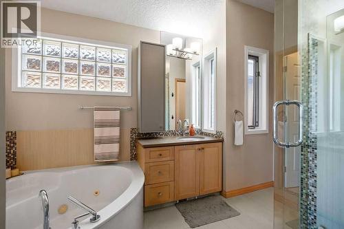 47 28 Avenue Sw, Calgary, AB - Indoor Photo Showing Bathroom