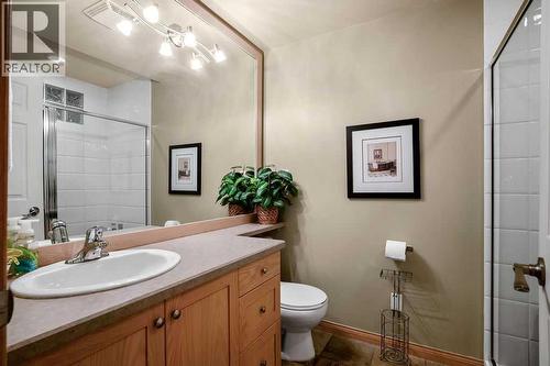 47 28 Avenue Sw, Calgary, AB - Indoor Photo Showing Bathroom