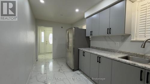 7479 Pickfair Drive, Mississauga, ON - Indoor Photo Showing Kitchen