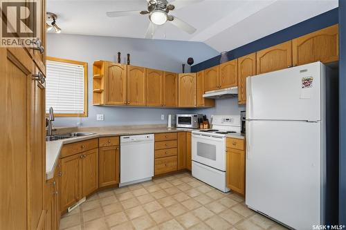 343 Bernard Bay, Prince Albert, SK - Indoor Photo Showing Kitchen
