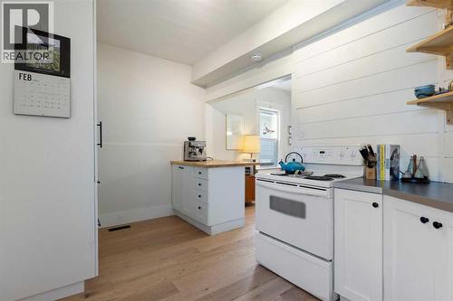 317 18 Avenue Nw, Calgary, AB - Indoor Photo Showing Kitchen
