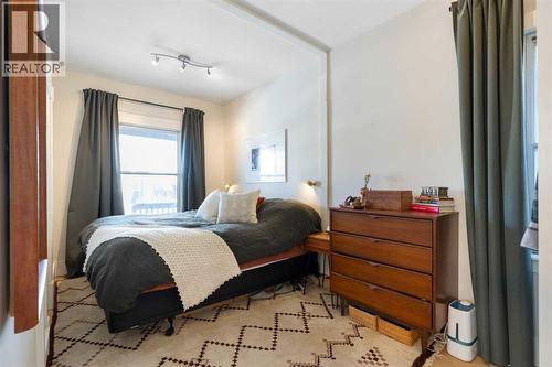 317 18 Avenue Nw, Calgary, AB - Indoor Photo Showing Bedroom