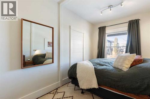 317 18 Avenue Nw, Calgary, AB - Indoor Photo Showing Bedroom