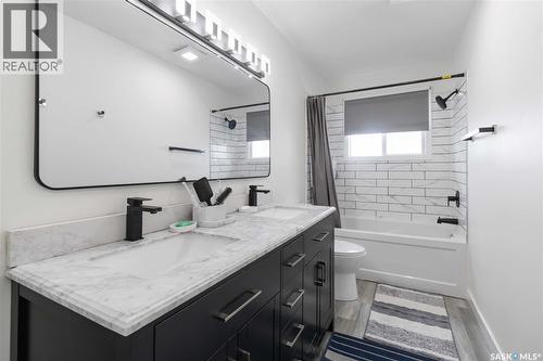 321 Guelph Crescent, Saskatoon, SK - Indoor Photo Showing Bathroom