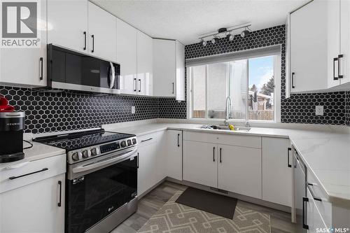 321 Guelph Crescent, Saskatoon, SK - Indoor Photo Showing Kitchen