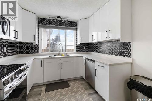 321 Guelph Crescent, Saskatoon, SK - Indoor Photo Showing Kitchen With Double Sink