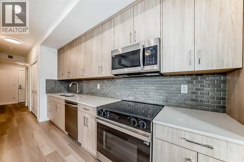 7320, 1802 Mahogany Boulevard Se, Calgary, AB - Indoor Photo Showing Kitchen