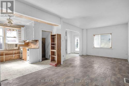 135 Madison Avenue S, Kitchener, ON - Indoor