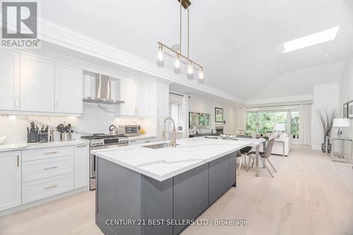 1595 Calverton Court, Mississauga, ON - Indoor Photo Showing Kitchen With Upgraded Kitchen