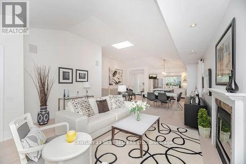 1595 Calverton Court, Mississauga, ON - Indoor Photo Showing Living Room