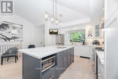 1595 Calverton Court, Mississauga, ON - Indoor Photo Showing Kitchen