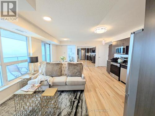 718 - 75 Norman Bethune Avenue, Richmond Hill, ON - Indoor Photo Showing Living Room