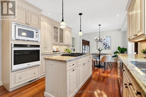 1735 Sunningdale Bend, Mississauga, ON - Indoor Photo Showing Kitchen With Upgraded Kitchen