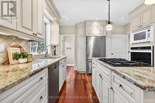 1735 Sunningdale Bend, Mississauga, ON - Indoor Photo Showing Kitchen With Double Sink With Upgraded Kitchen